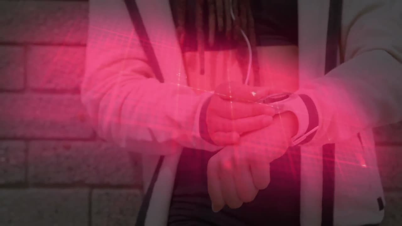 animación de un monitor de frecuencia cardíaca rosado brillante y procesamiento de datos en la cuadrícula, sobre la persona que revisa el reloj