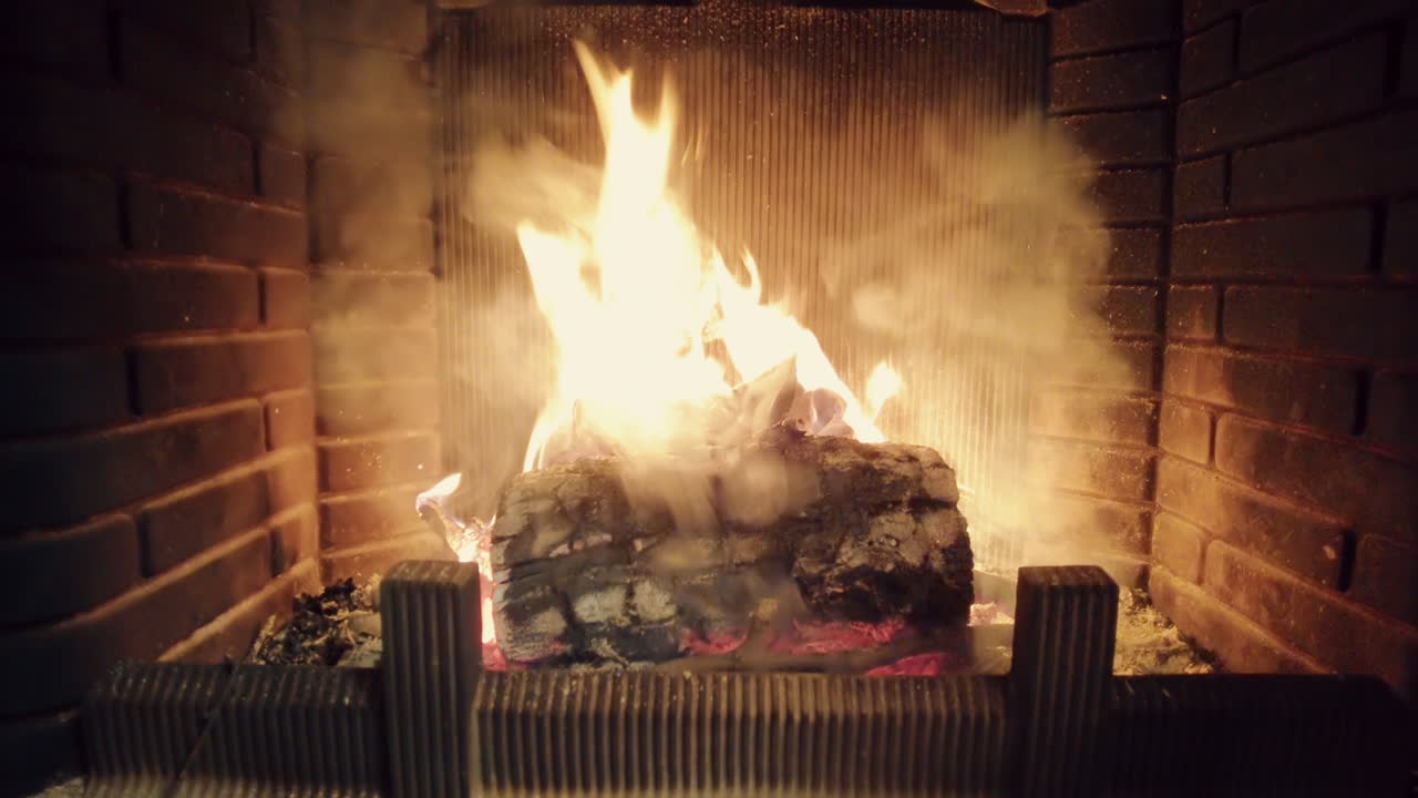 벽난로에서 나무를 태우는 것