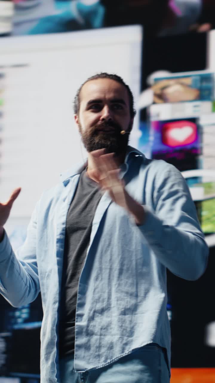 Video verticale: Social media manager che tiene una presentazione dal vivo con un microfono.