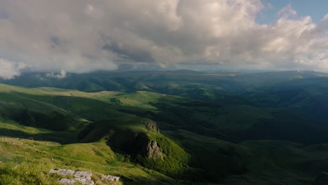 Niedrige-Wolken-über-Einem-Hochlandplateau-In-Den-Strahlen-Des-Sonnenuntergangs.-Sonnenuntergang-Auf-Dem-Bermamyt-Plateau-Im-Nordkaukasus,-Karatschai-Tscherkessien,-Russland.