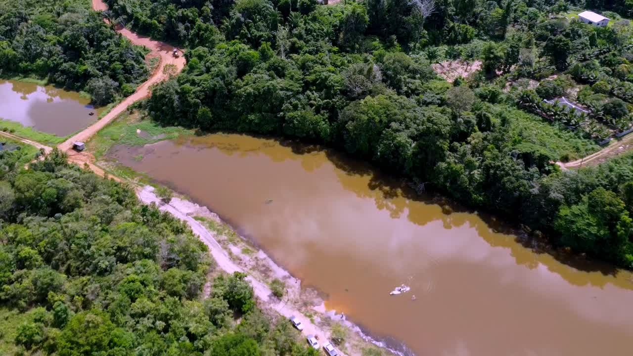 vuelo de drones sobre el río y la selva amazónica