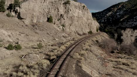 vías ferroviarias abandonadas en las montañas