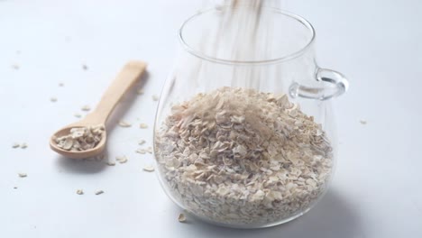 harina de avena en un frasco de vidrio