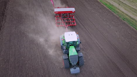 Prozess-Des-Pflügens-Eines-Landwirtschaftlichen-Feldes.-Sämaschine,-Die-Auf-Dem-Bebauten-Feld-Arbeitet