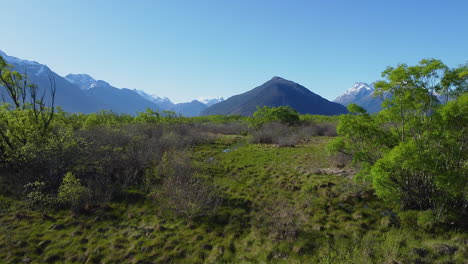 Fliegen-Durch-Die-Glenorchy-Lagune-Landschaftlich-Reizvoller-Gehweg-Mit-Sümpfen-Und-Bergen-In-Glenorchy,-Neuseeland