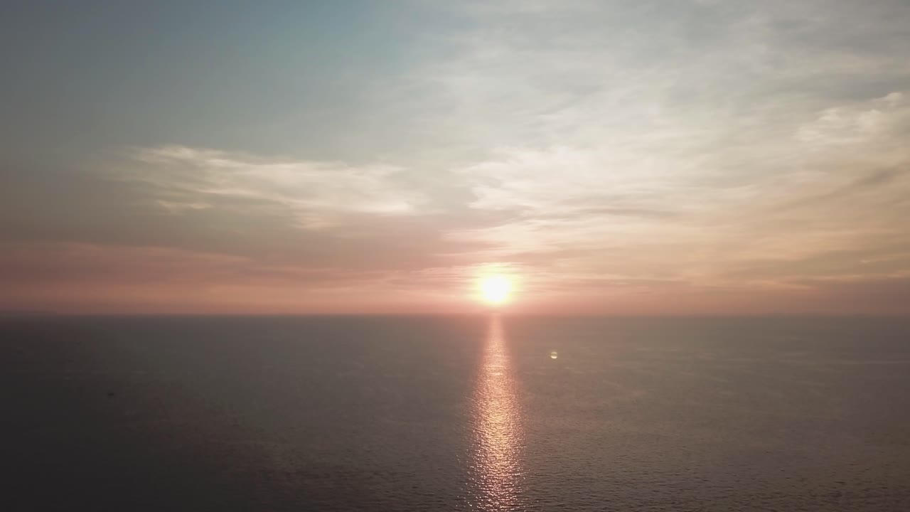 puesta de sol sobre el océano