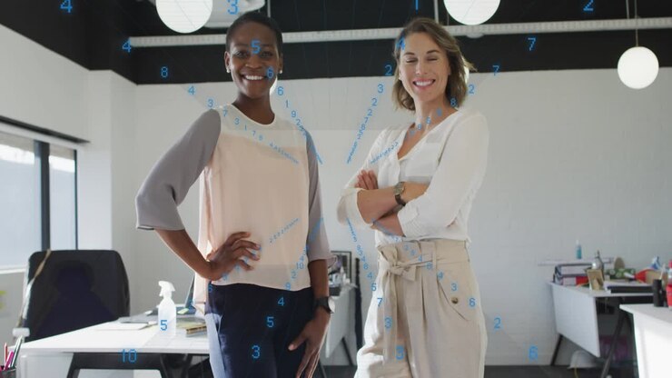 Sovrapposizione dati di 2 donne in ufficio che compaiono e causano la piegatura delle braccia della donna a destra, entrambe sorridenti per affari