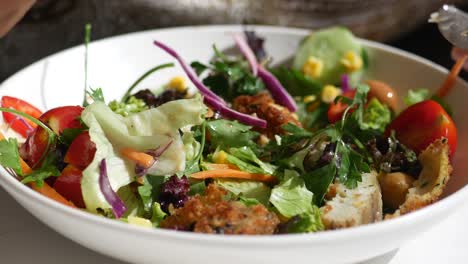 schluss mit einem köstlichen salat mit frischem gemüse, serviert in einer weißen schüssel