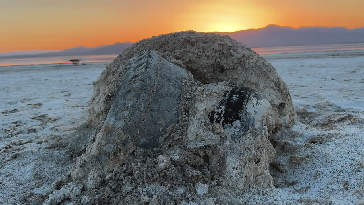 Suolakerrostumia Salton Sea -järvellä auringonlaskun aikaan Mojaven autiomaassa. Ihanteellinen ilmastonmuutoksen, ympäristön rappeutumisen ja surrealistisen maiseman kuvaamiseen.