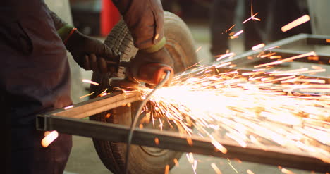 Rectificado-De-Metal-Con-Lijadora-En-La-Fábrica-De-La-Industria-Del-Metal-2