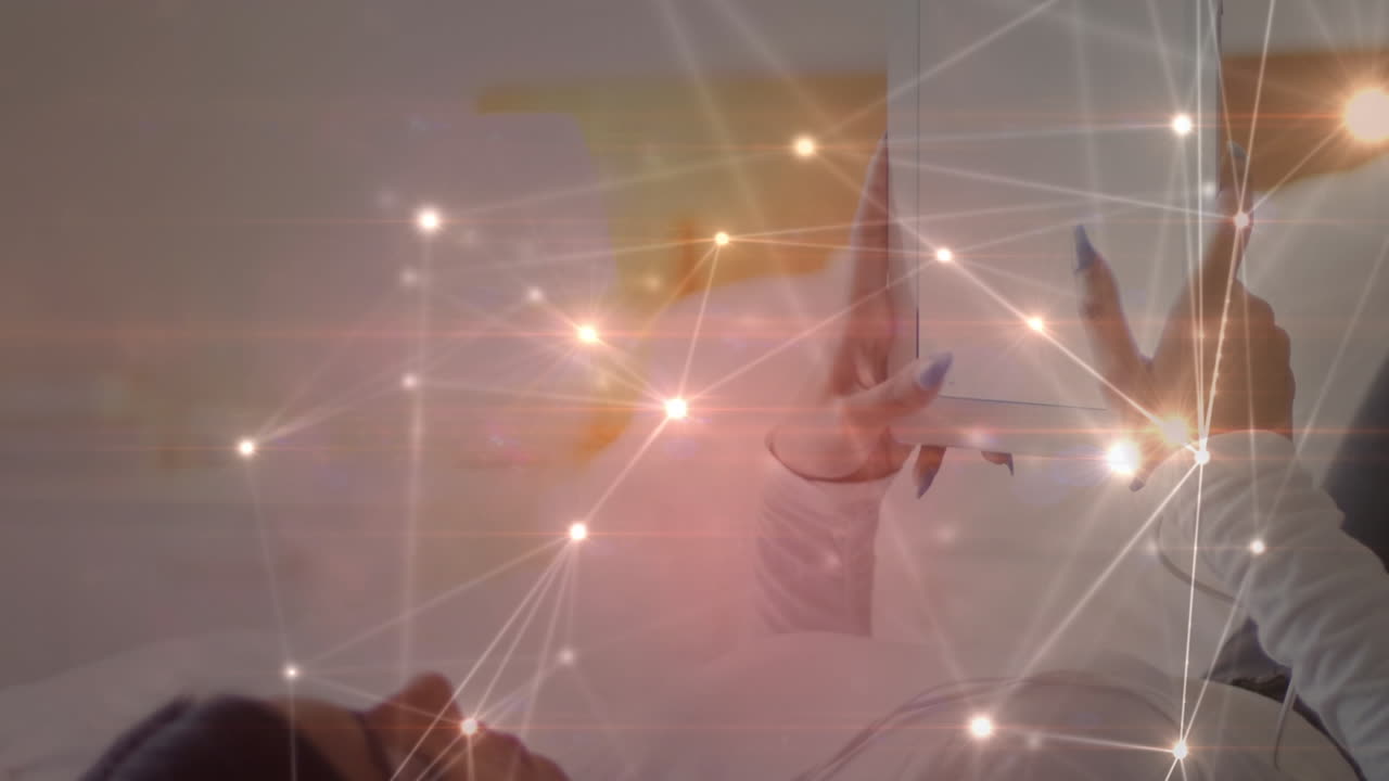 animación de conexiones sobre mujer biracial en auriculares usando tableta en la cama