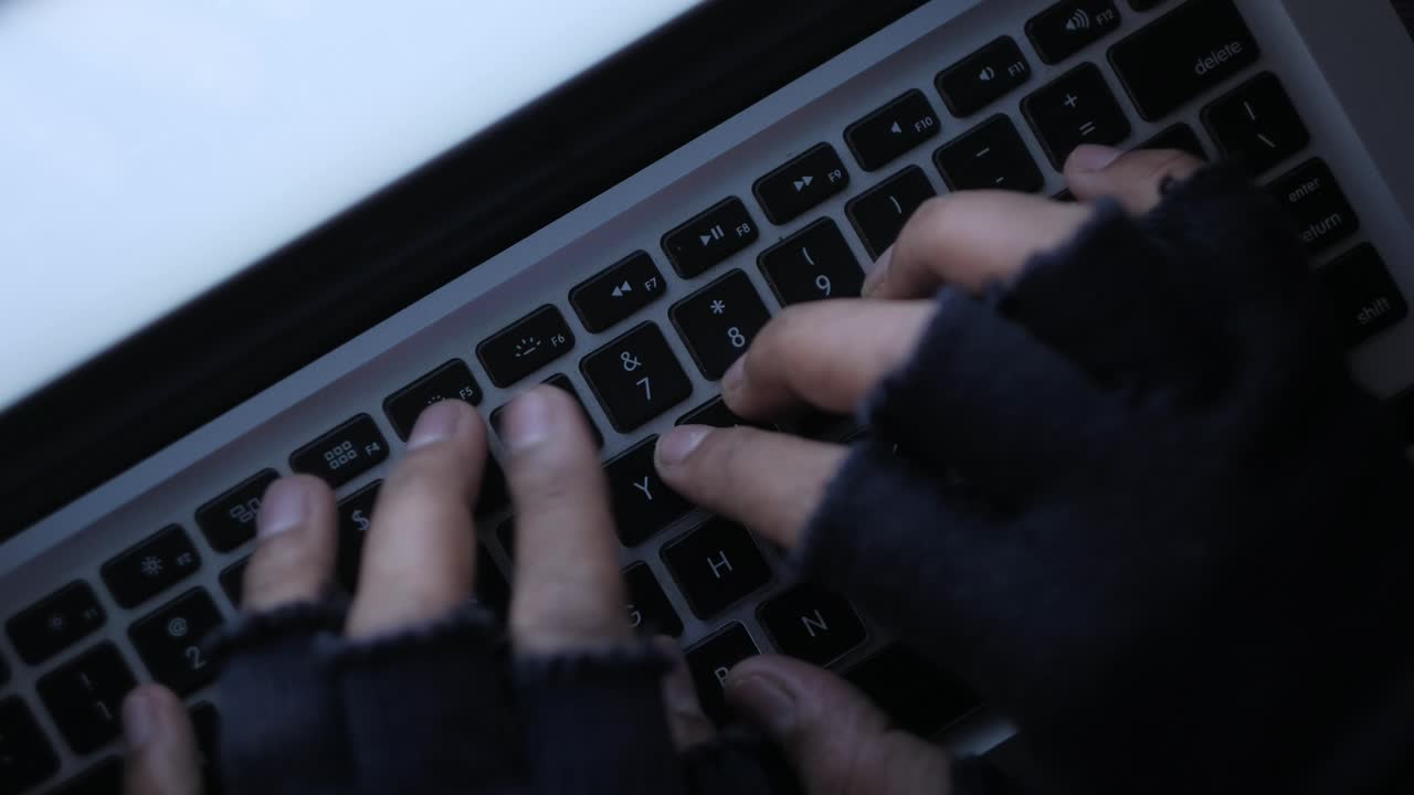 노트북 키보드에 입력하는 사람