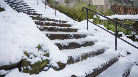 las manchas de nieve se acumulan en la escalera en las montañas del templo de yamadera