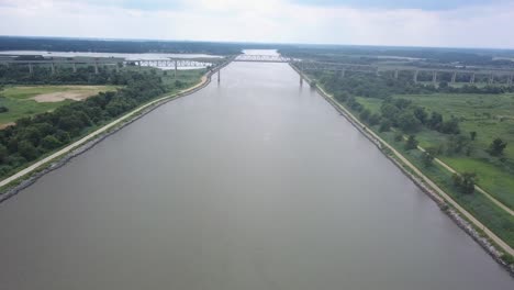 Drone-Volando-Alrededor-De-Un-Puente-Fluvial-En-Delaware-En-Un-Día-Nublado-Brillante