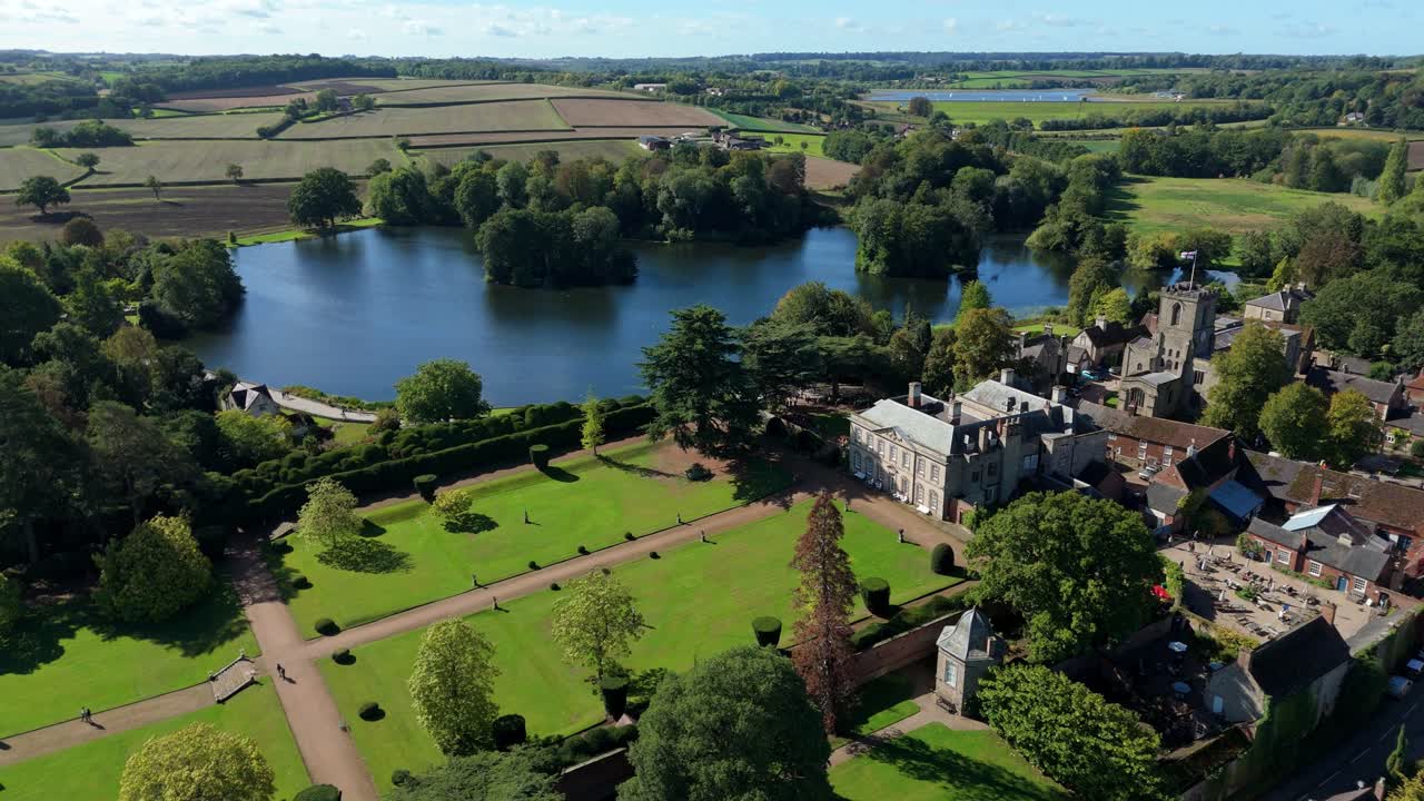 Dronefoto af naturskøn labyrint og herregård i Derbyshire Dales, England