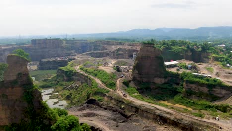 Brauner-Canyon-tagebau-In-Java,-Indonesien,-Aufschlussreiche-Steinbruchlandschaft-Aus-Der-Luft