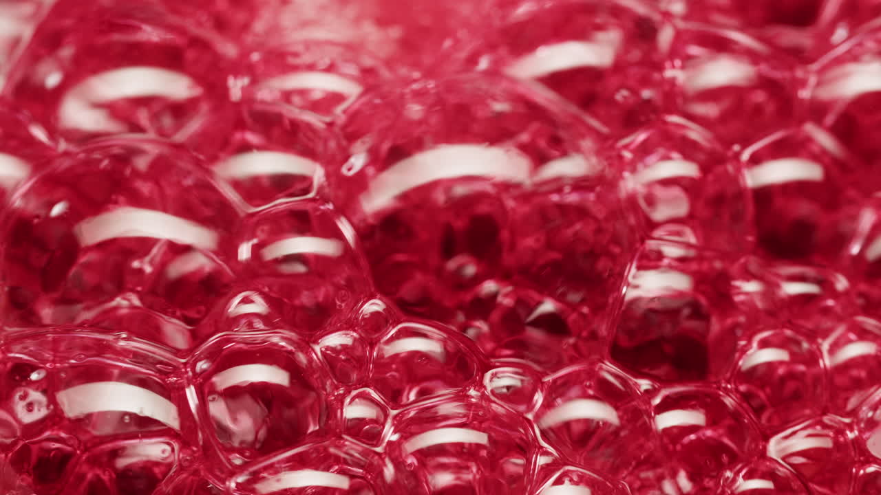 los arándanos congelados cocinando para el té o la mermelada, el fondo de cerca de las bayas de arándanos en la cocina, el chef haciendo pastel de postre saludable.