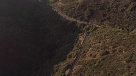 Coches-En-Una-Vista-Aérea-De-Carretera-De-Montaña