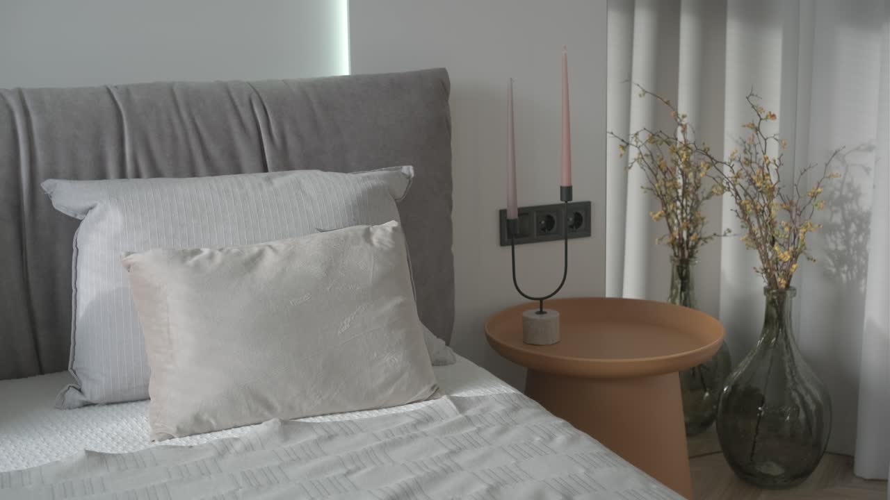 색과 회색 침대 시트, 색 의자, 야간 조명 헤드보드와 함께 현대적인 침실 인테리어 디자인과 장식.