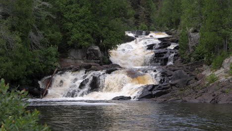 Kameraschwenk-Zum-Felsigen-Wasserfall