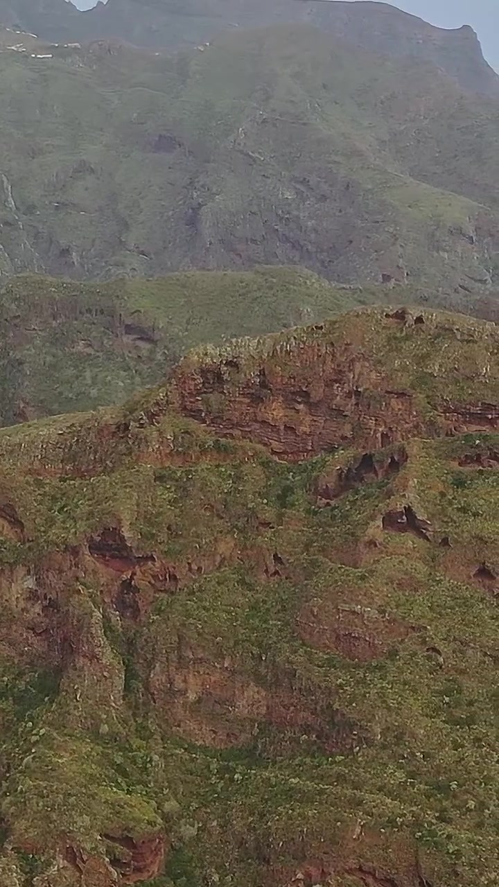 Montagne e colline dell'isola di Tenerife, in Spagna, sotto un cielo nuvoloso