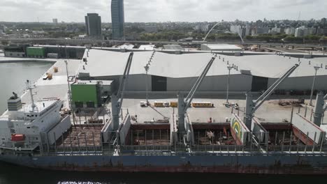 panorámica a través de los buques grúa de contenedores vacíos anclados en el puerto de montevideo, uruguay