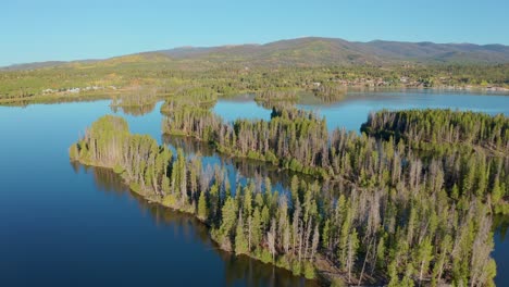 imágenes aéreas de la madrugada en el lago de montaña en la sombra en el gran lago colorado con los colores del otoño apenas comenzando