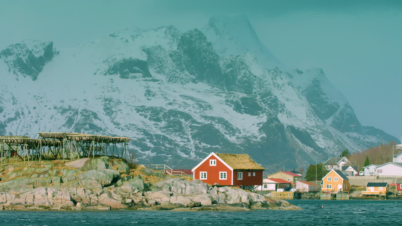 Ohromující záběr sušených tresek a tradičních budov v Reine, Lofoten