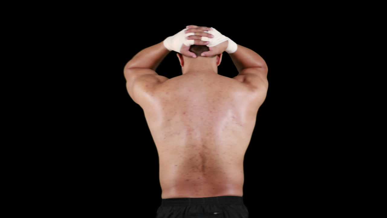 운동체 를 가진 셔츠 를 벗은 남자