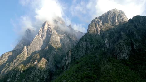 Impresionante-Toma-Que-Captura-Montañas-Con-Nubes-Flotando-Sobre-Los-Alpes-Italianos-De-Agordo.