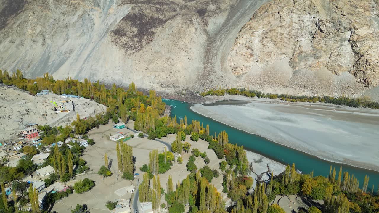tomada de drone de la hermosa ciudad de skardu en el norte de pakistán