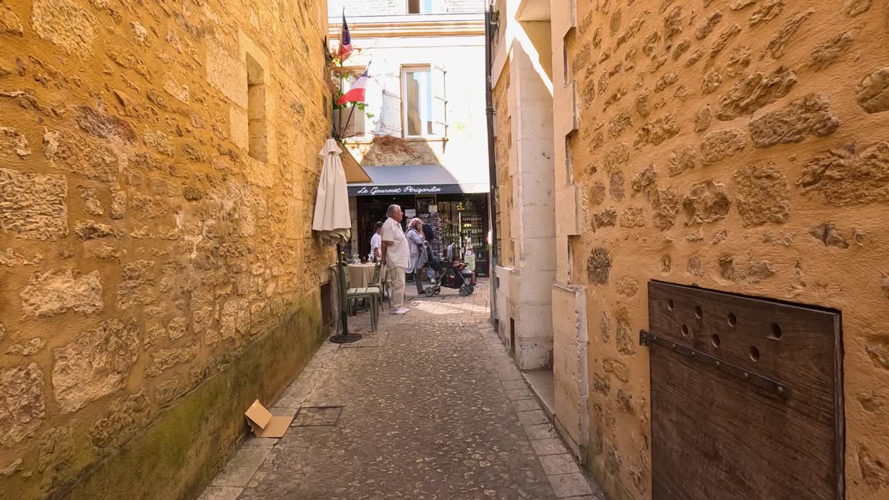 gente caminando por un callejón estrecho e histórico