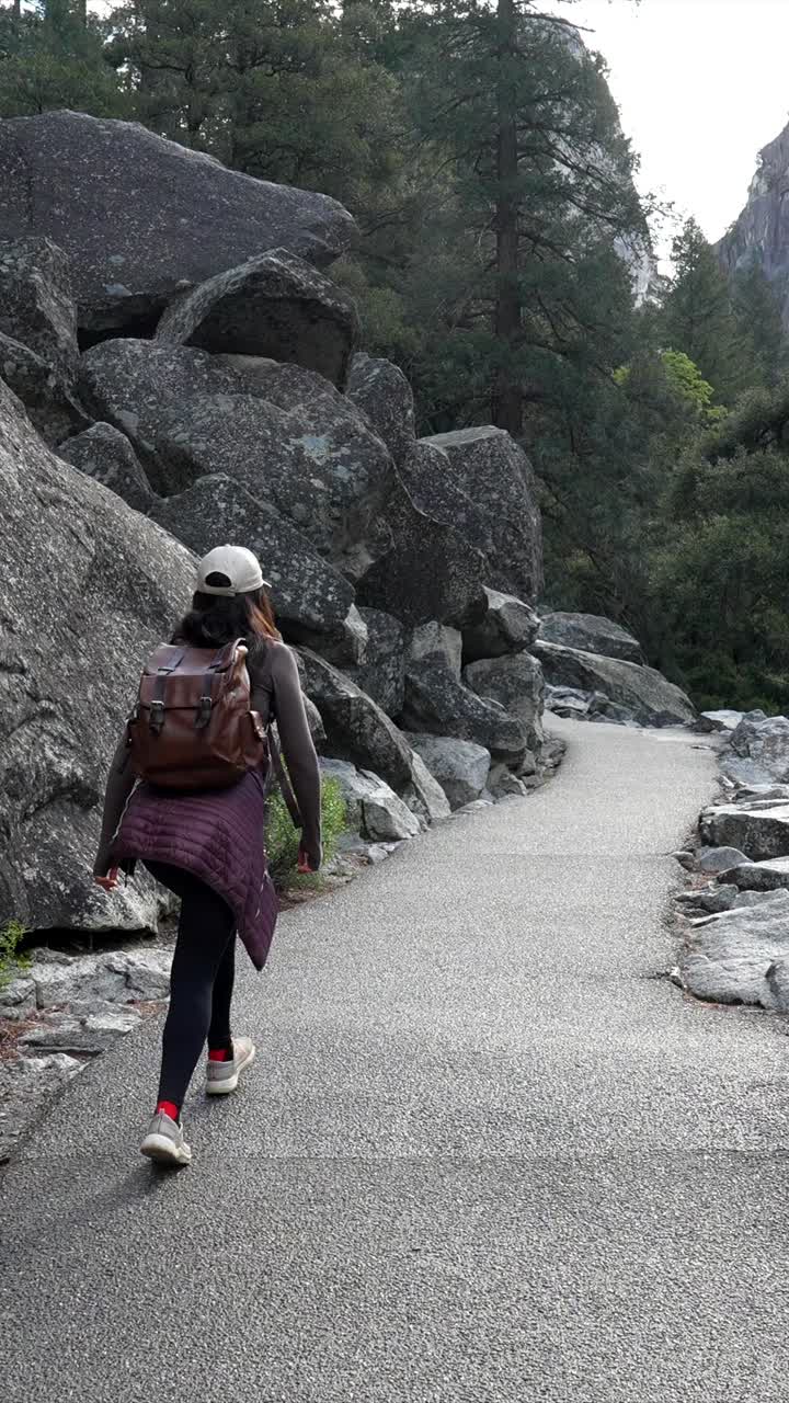 Wanita Muda Berjalan di Jalur Gunung yang Indah