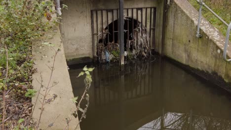 Agua-Contaminada-En-El-Túnel-De-Aguas-Residuales,-Concepto-De-Contaminación-Del-Agua---Toma-Manual