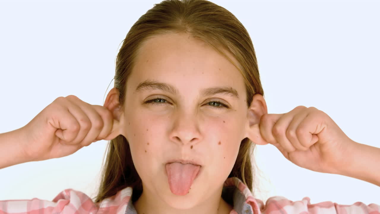 una chica sacando la lengua.