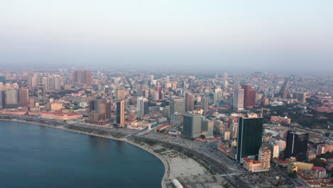 viajando a la derecha, ciudad de luanda, hora dorada volando sobre la bahía de luanda, áfrica