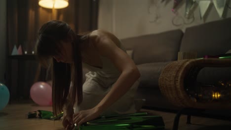 mujer limpiando después de una fiesta