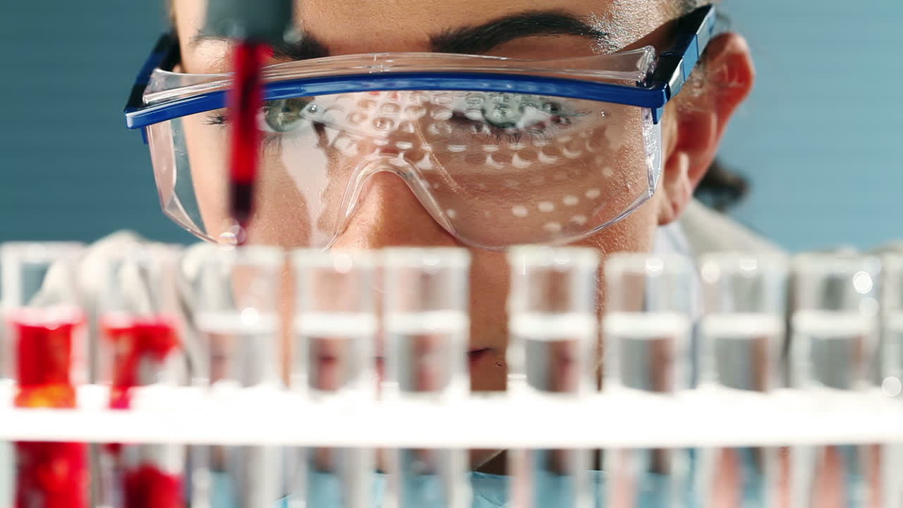 joven científico que estudia