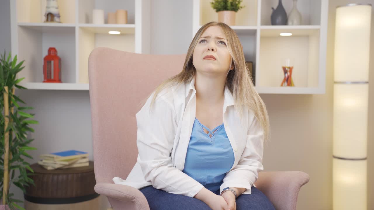 두려움과 스트레스에 시달리는 젊은 여성