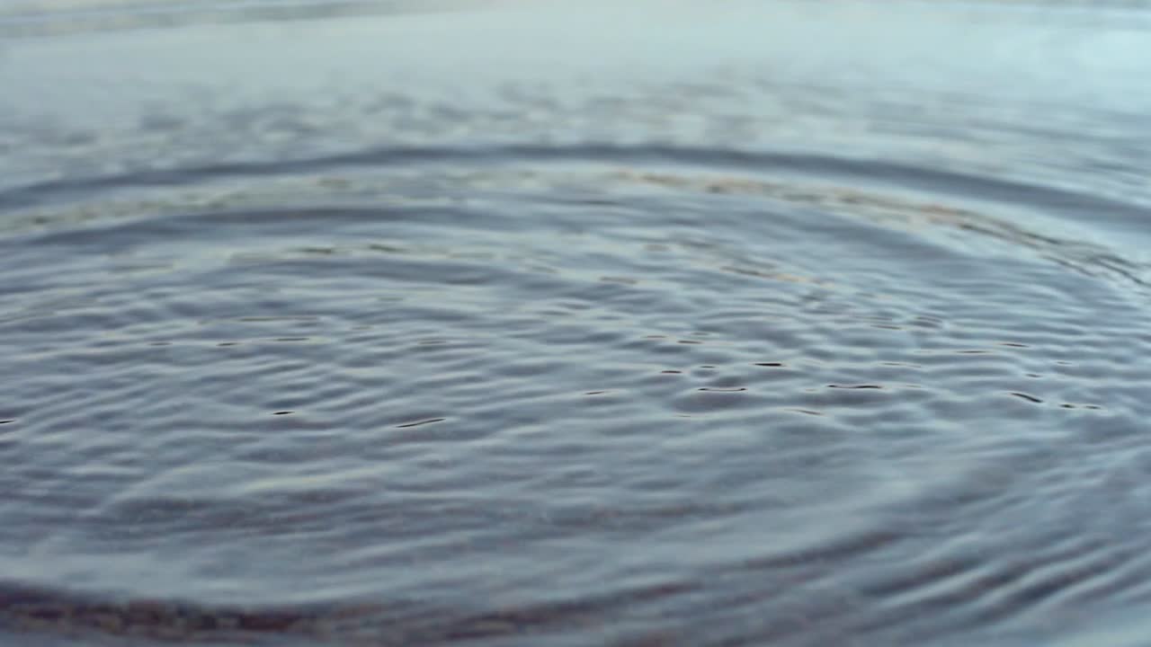 물 표면에 밝아진 슬로우 모션 영상