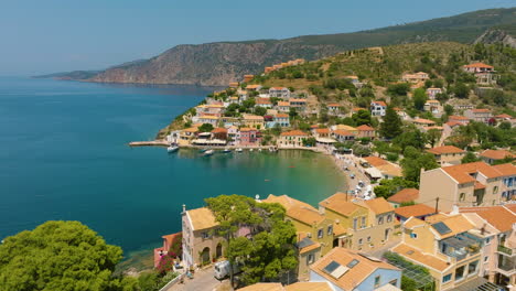 colorido pueblo costero en grecia