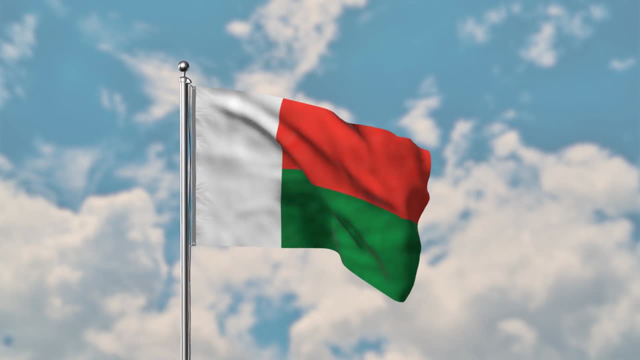 Bandiera del Madagascar che sventola nel cielo blu, video realistico in 4k