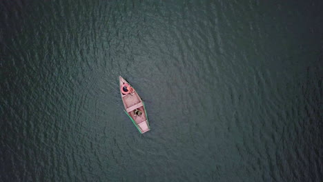 pequeño barco de madera en un lago sereno