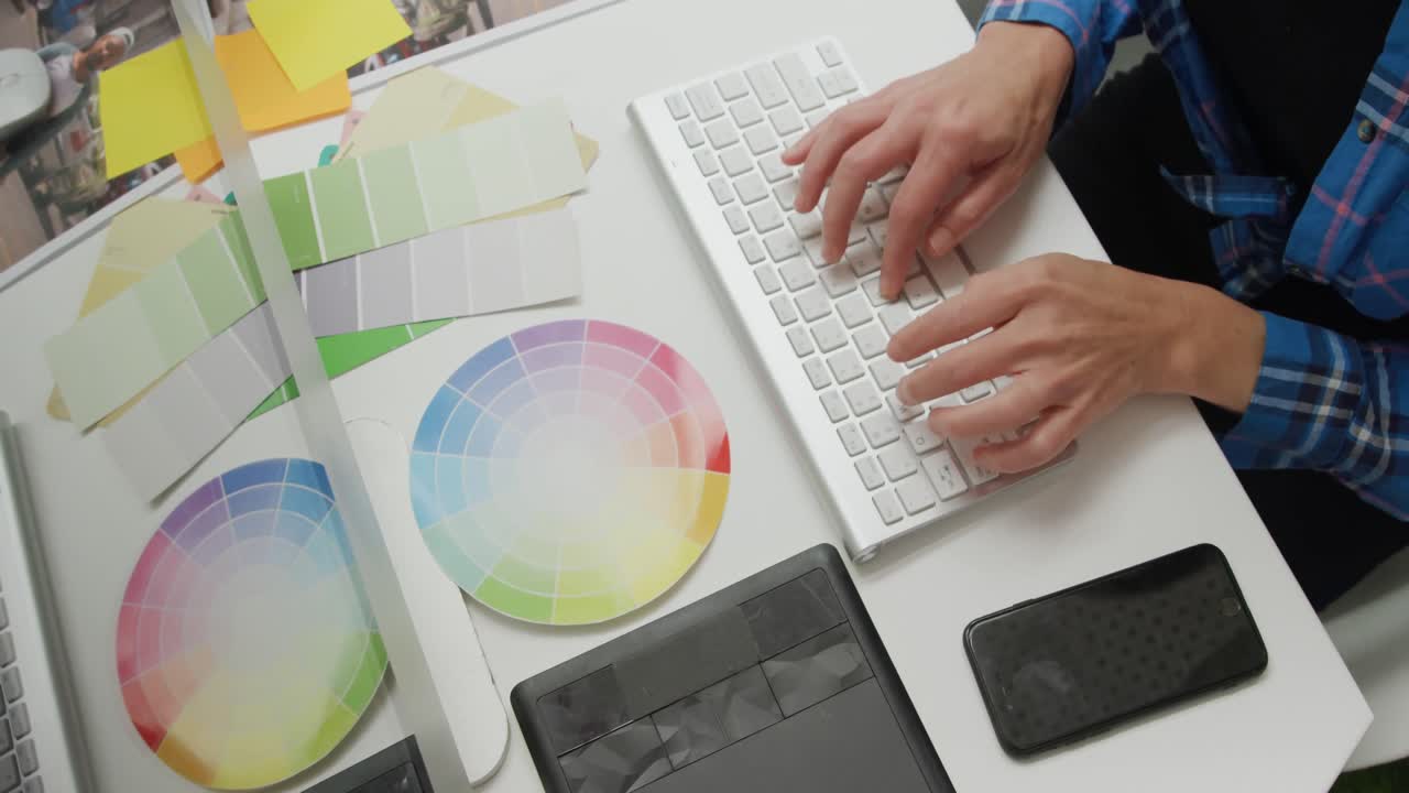 mujer joven que trabaja en una oficina creativa