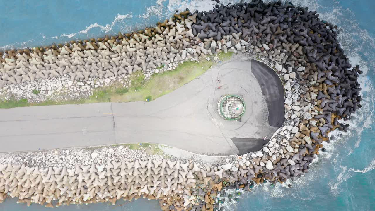 farol do molhe da barra de itajaí, santa catarina, brazil의 등대에서 멀어지는 공중 전망