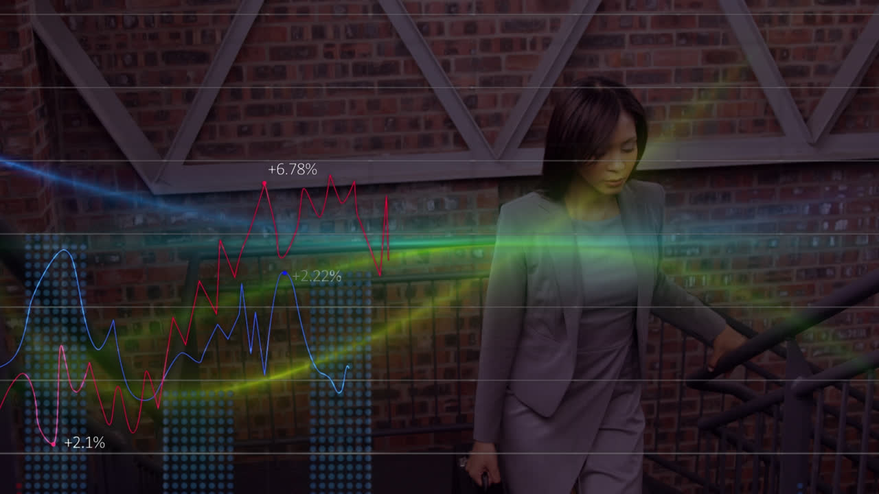 animación del procesamiento de datos financieros sobre una mujer de negocios biracial en la oficina