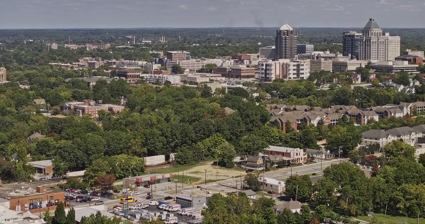 Greensboro Carolina del Nord Aerea v29 sorvolo aereo con teleobiettivo da Glenwood e College Hill verso lo skyline del centro - Ripreso con Mavic 3 Pro Cine - 1 ottobre 2023