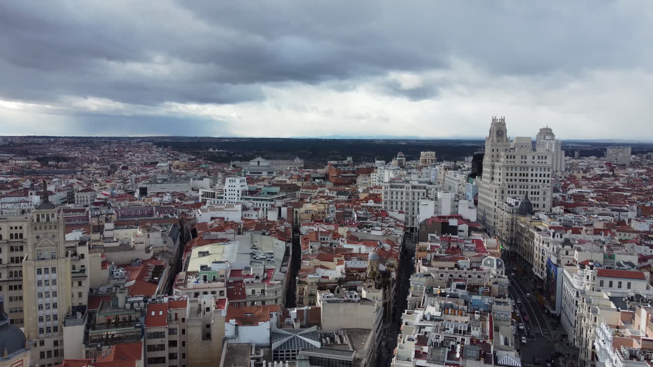 MADRID, SPAGNA - 27 NOVEMBRE 2021: Panorama aereo della città con l'Edificio Telefónica e vaste aree residenziali. Elicottero che scende tra l'Edificio Metropolis e l'Edificio Grassy, via Caballero de Gracia.