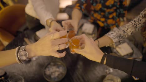 친구 들 이 술 을 마시며 축하 하고 있다
