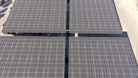 estación fotovoltaica de automóviles que absorbe electricidad de la luz solar - visualización cgi